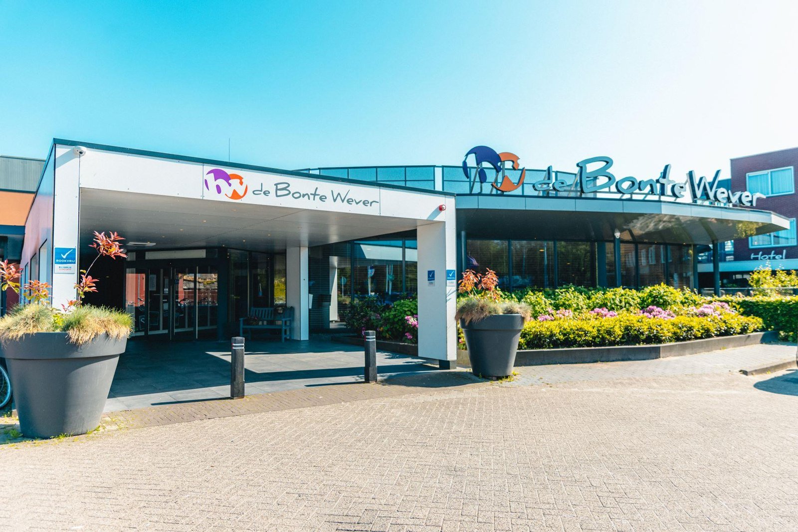 Exterior and grand hall of the De Bonte Wever venue